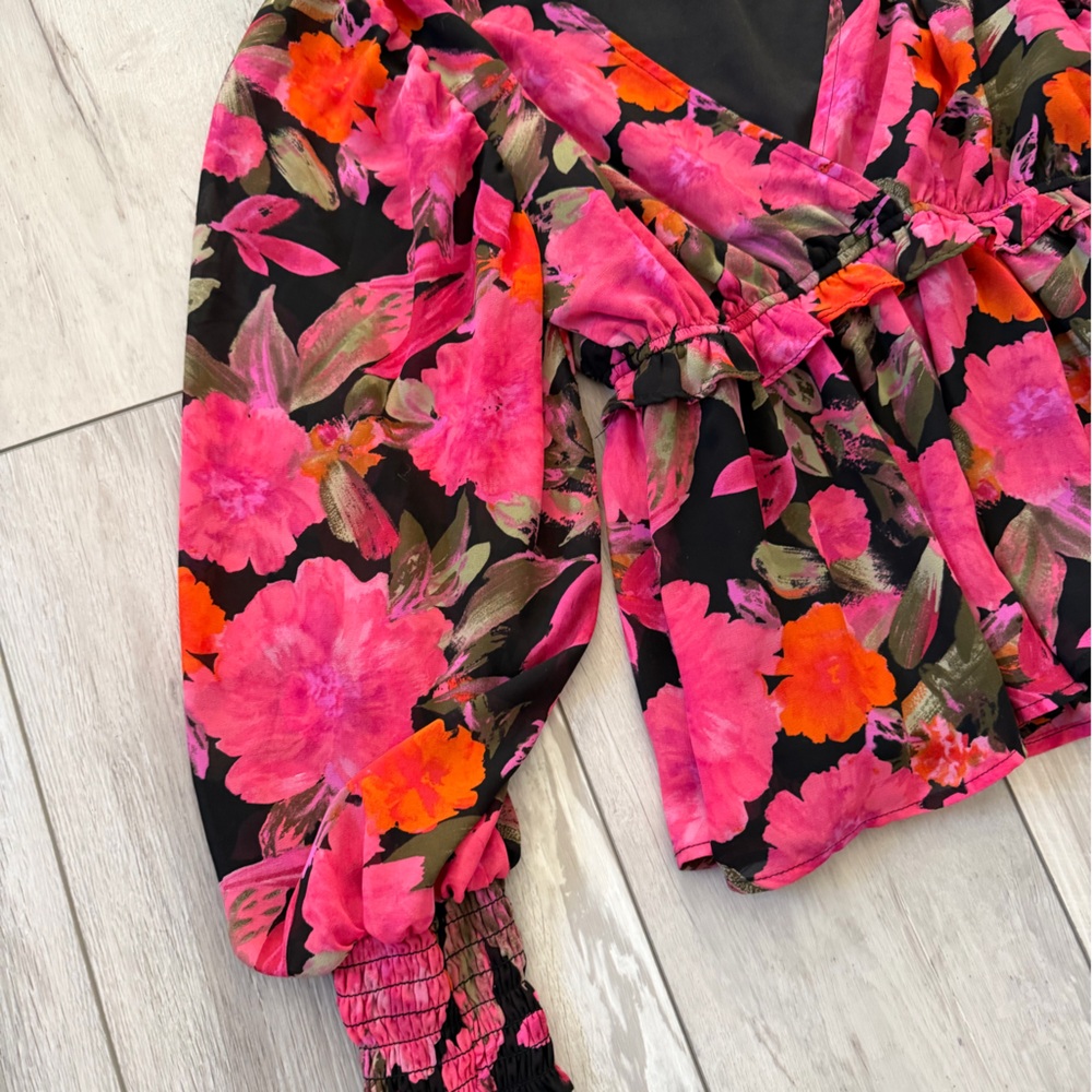 NWOT Blu Pepper Floral Cinched Waist blouse size small - Picture 3 of 10